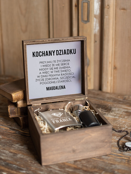 Prezenty dla Babci i Dziadka Prezenty dla Dziadka Prezent na dzień Dziadka grawerowana piersiówka  w Skrzynce Zyczenia dla dziadka w środku 02/piersiowka/skBut