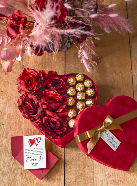 Walentynki prezent na walentynki dla Niej   pomysł na prezent dla narzeczonej na walentynki welurowe pudełko z różami i czekoladkami  04/fwrbox/Walentynki