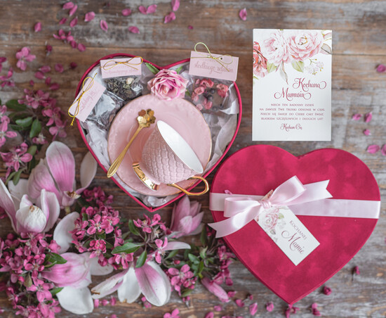 Prezenty dla Mamy zestawy w welurowych i ozdobnych pudełkach  elegancki prezent na dzień mamy welurowe serce z piękną filiżanką flowerbox z filiżanką dla Mamy  08/pudVelserce/DLAMAMY