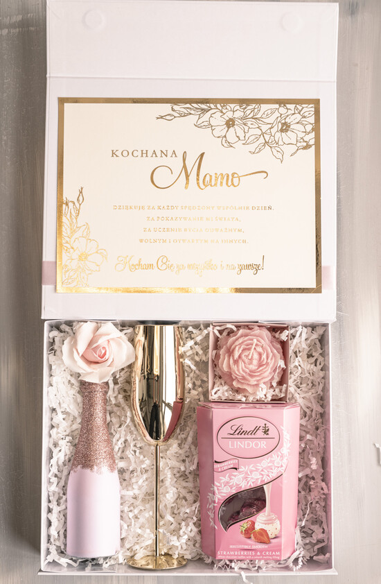 Prezenty dla Mamy zestawy w welurowych i ozdobnych pudełkach  Białe pudełko prezentowe z dedykacją dla Mamy, pomysł na prezent z okazji Dnia Mamy zloty kieliszek  05/boxNow/DLAMAMY