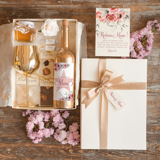 Prezenty dla Mamy zestawy w welurowych i ozdobnych pudełkach  Pomysł na prezent z okazji dnia mamy, Złoty Kielszek i nalepka na butelkę Zestaw Prezentowy dla Mamy 06/kielpudD/DLAMAMY
