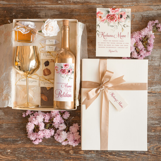 Prezenty dla Mamy zestawy w welurowych i ozdobnych pudełkach  Pomysł na prezent z okazji dnia mamy, Złoty Kielszek i nalepka na butelkę Zestaw Prezentowy dla Mamy 03/kielpudD/DLAMAMY