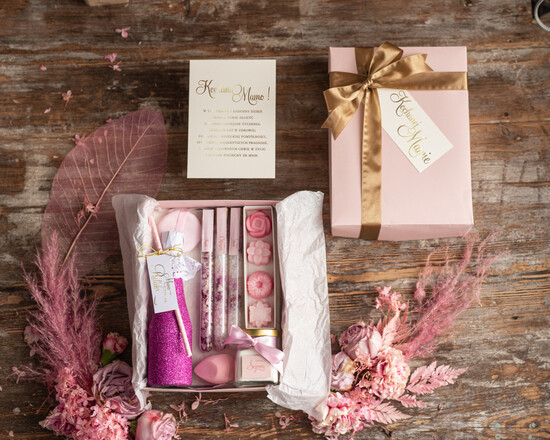 Prezenty dla Mamy Zestawy kosmetyczne  wyjątkowy prezent na dzień mamy ozdobna brokatowa butelka pomysł na prezent dla Mamy kosmetyki do ką 07/pudkosSR/DLAMAMY