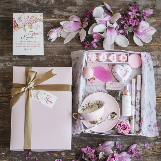 Prezenty dla Mamy Zestawy kosmetyczne  pomysł na prezent z okazji dnia mamy zestaw kosmetyków w zestawie z różową filiżanką ze spodkiem i ł 01/KosFilD/DLAMAMY