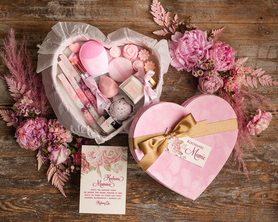 Prezenty dla Mamy Zestawy kosmetyczne  pomysł na prezent z okazji dnia mamy zestaw kosmetyków w welurowym pudełku prezent na urodziny dla M 01/SRCkosSR/DLAMAMY