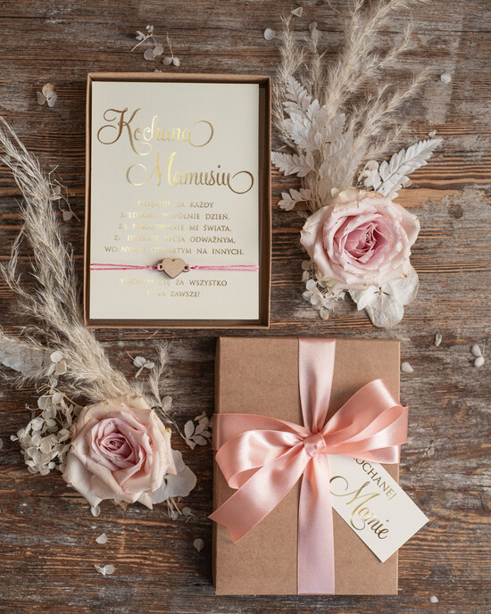 Prezenty dla Mamy biżuteria, pudełka, szkatułki na biżuterie  Pomysł prezent dla Mamy, Kartka z zyczeniami na Dzień Mamy w pudełeczku z Bransoletką serce 11/branskartka/DLAMAMY