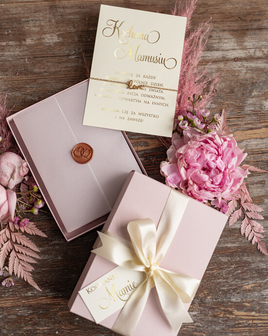 Prezenty dla Mamy biżuteria, pudełka, szkatułki na biżuterie  Pomysł prezent dla Mamy, Kartka z zyczeniami na Dzień Mamy w pudełeczku z Bransoletką love 01/branskartka/DLAMAMY