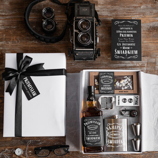 Prezenty dla świadków boxy prezentowe dla Świadka   box prezentowy dla świadka piersiówka z kieliszkami, prośba o świadkowanie  Box z prośbą Czy zostan 24/pudD/swiadek