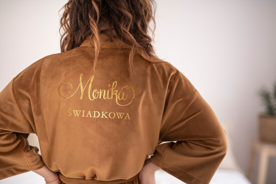 Szlafroki Ślubne z Napisami Szlafrok dla Świadkowej / Druhny / Mamy  Szlafrok z Napisem Prezent dla Świadkowej Welurowy Szlafrok  z Dowolnym Napisem Prośba o świadkowan 04/velSZL/boxswiad