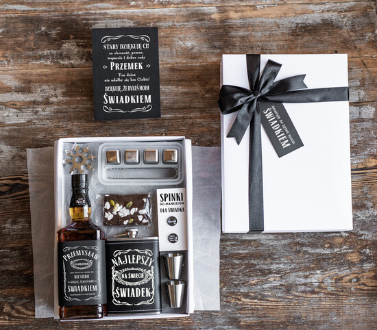 Prezenty dla świadków podziękowania dla świadka  pomysł na prezent dla świadka podziękowanie za świadkowanie box piersiówka z dedykację, naklejka na 31/pudD/podzSW