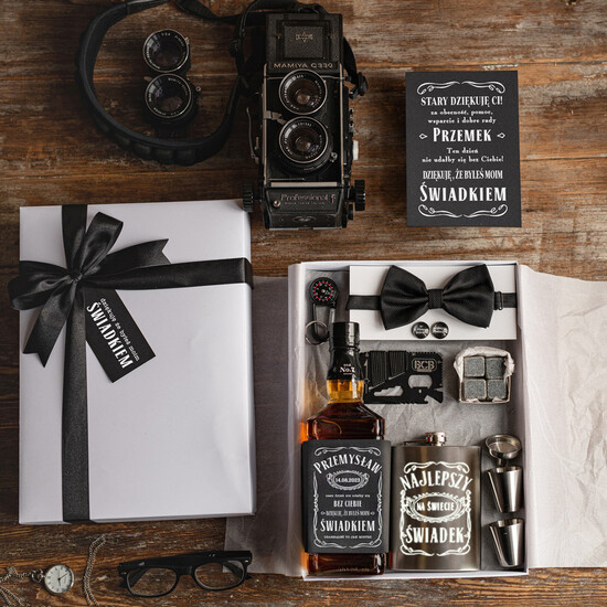 Prezenty dla świadków podziękowania dla świadka  podziękowanie dla świadka naklejka na butelkę piersiówka z dedykacja  23/pudD/podzSW