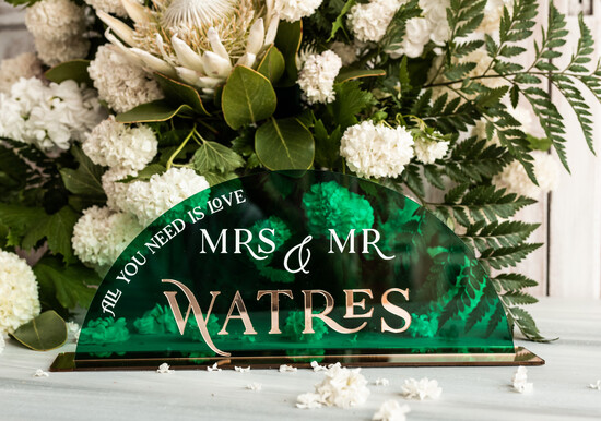 Numery na stół welurowe złote akrylowe  numerek stojak na stół weselnynapis na stół Pary Młodej, tabliczka na stól Pary Mlodej, akrylowy num 01/greenPLX/nrSt