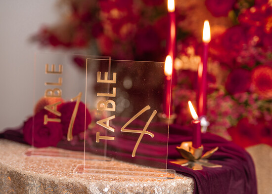 Numery na stół welurowe złote akrylowe  numerki na stół weselny, akrylowe numery na stół weselny, złoty numerek na stoły weselne, numeracja  05/ZLzes/nrS