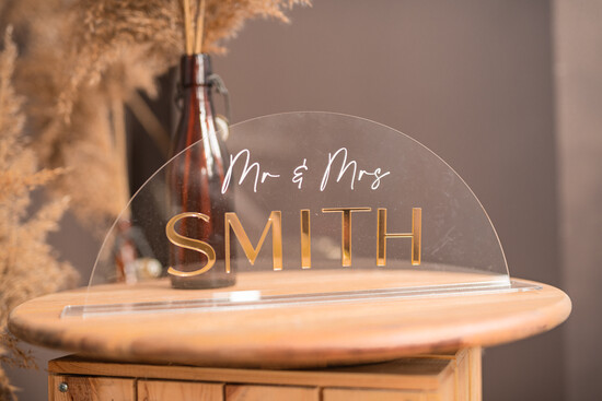 Numery na stół welurowe złote akrylowe  stojak z numerkiem na stół Pary Młodej, tabliczka na stol Pary Mlodej, akrylowy numerek na stół wese 01/ZLzes/nrSt