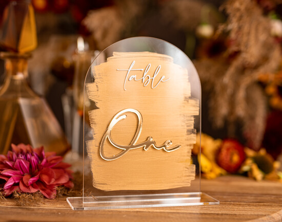 Numery na stół welurowe złote akrylowe  numerki na stół weselny, akrylowe numery na stół weselny, złoty numerek na stoły weselne, numeracja  04/ZLzes/nrS