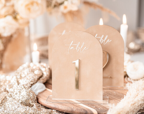 Numery na stół welurowe złote akrylowe  Stojak z numerkiem na stół Weselny, tabliczka na stol weselny, welurowy numerek na stół weselny 01/velbez/nrS