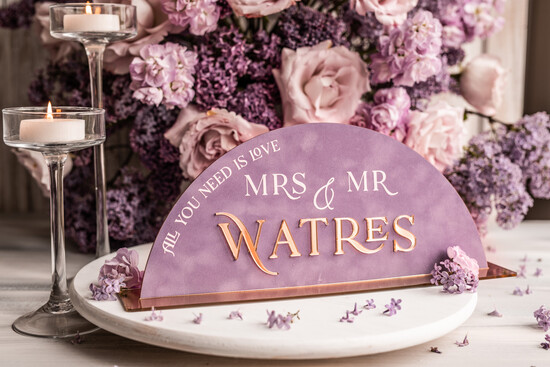 Numery na stół welurowe złote akrylowe  Stojak z numerkiem na stół Pary Młodej, lawendowa tabliczka na stol Pary Mlodej, welurowy numerek na 01/velF/nrSt