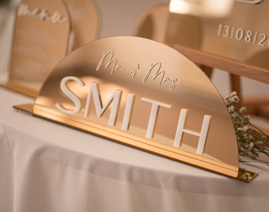 Numery na stół welurowe złote akrylowe  złoty stojak z numerkiem na stół Pary Młodej, tabliczka na stol Pary Mlodej, akrylowy numerek na stó 02/ZLzes/nrSt