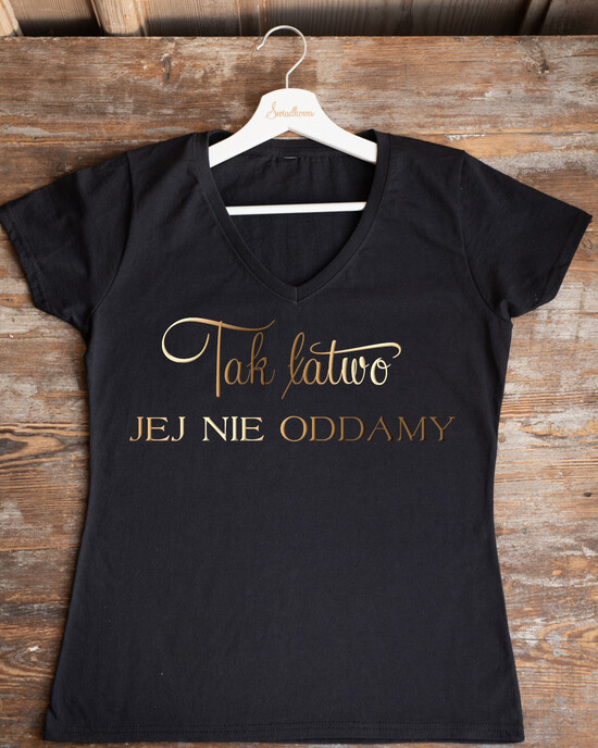 wieczór Panieński Koszulka T-Shirt z Napisem  Presonalizowana Koszulka z Napisem na Wieczór Panieński T-shirt Złoty Napis Tak Łatwo jej nie Oddamy 13/glam/KOszDWP