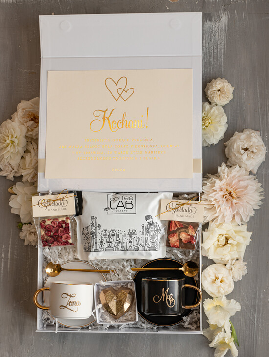  Prezenty dla Młodej Pary  Zestawy z Filiżanką lub Kubkiem Kreatywne Prezenty Ślubne dla Młodej Pary, zestaw z filiżanką dla Pary Młodej, co dać w prezencie Mł 16/boxFILn/MPara