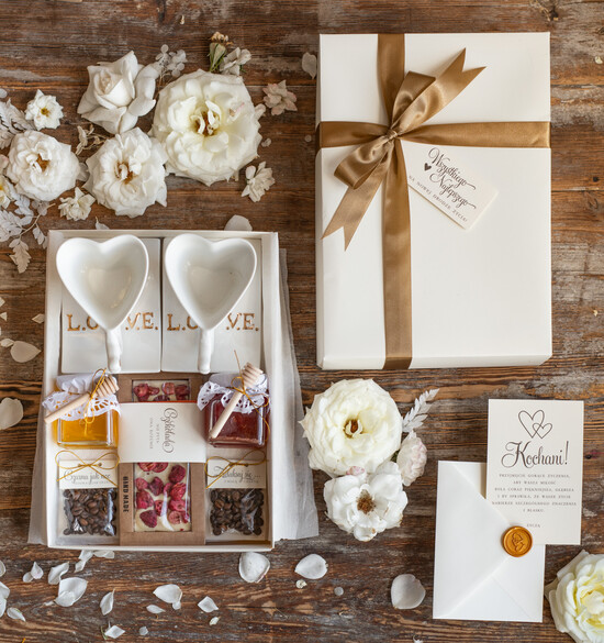  Prezenty dla Młodej Pary  Zestawy z Filiżanką lub Kubkiem pomysł na prezent dla Pary Młodej filiżanki w kształcie serca, zestaw prezentowy dla Pary Młodej, bo 02/BOXfilD/ParaMloda