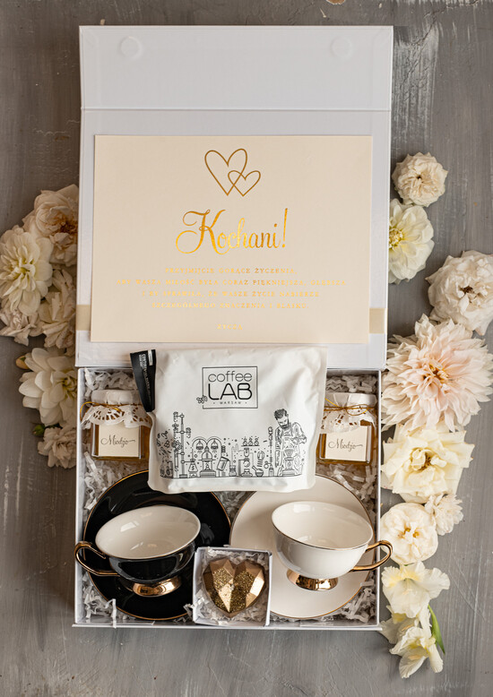  Prezenty dla Młodej Pary  Zestawy z Filiżanką lub Kubkiem Praktyczny Prezent ślubny dla Młodej Pary, zestaw z filiżanką dla Pary Młodej, co dać zamiast kwiató 12/boxFILn/MPara