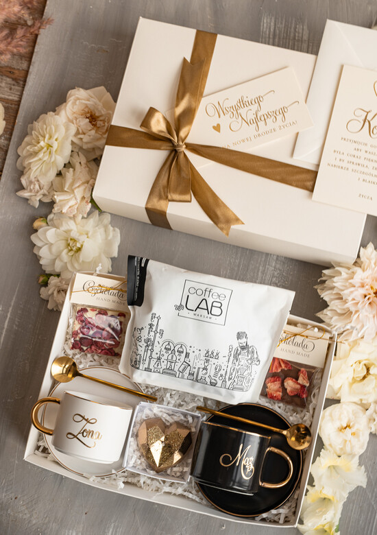  Prezenty dla Młodej Pary  Zestawy z Filiżanką lub Kubkiem Fajny pomysł na prezent ślubny dla Młodej Pary, co dać zamiast kwiatów Parze Młodej, filiżanki dla P 20/boxFILn/MPara
