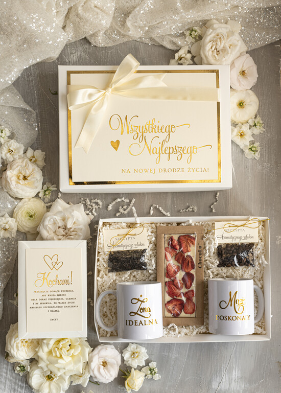  Prezenty dla Młodej Pary  Zestawy z Filiżanką lub Kubkiem Pomysł na prezent ślubny dla Młodej Pary, co dać zamiast kwiatów Parze Młodej, Kubki dla Nowożeńców, 01/boxKuBB/MP
