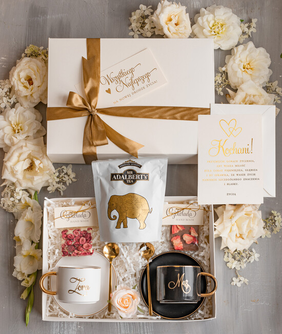  Prezenty dla Młodej Pary  Zestawy z Filiżanką lub Kubkiem Praktyczny Prezent ślubny dla Młodej Pary, zestaw z filiżanką dla Pary Młodej, co dać zamiast kwiató 05/boxFILn/MPara