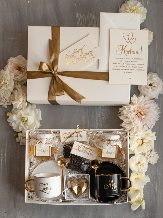  Prezenty dla Młodej Pary  Zestawy z Filiżanką lub Kubkiem Fajne prezenty dla Młodej Pary, zestaw z filiżanką dla Pary Młodej, co dać zamiast kwiatów Parze Mło 18/boxFILn/MPara