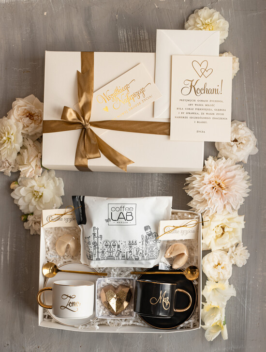  Prezenty dla Młodej Pary  Zestawy z Filiżanką lub Kubkiem Fajny pomysł na prezent ślubny dla Młodej Pary, co dać zamiast kwiatów Parze Młodej, filiżanki dla P 06/boxFILn/MPara