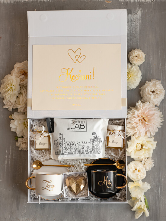  Prezenty dla Młodej Pary  Zestawy z Filiżanką lub Kubkiem Praktyczny Prezent ślubny dla Młodej Pary, zestaw z filiżanką dla Pary Młodej, co dać zamiast kwiató 19/boxFILn/MPara