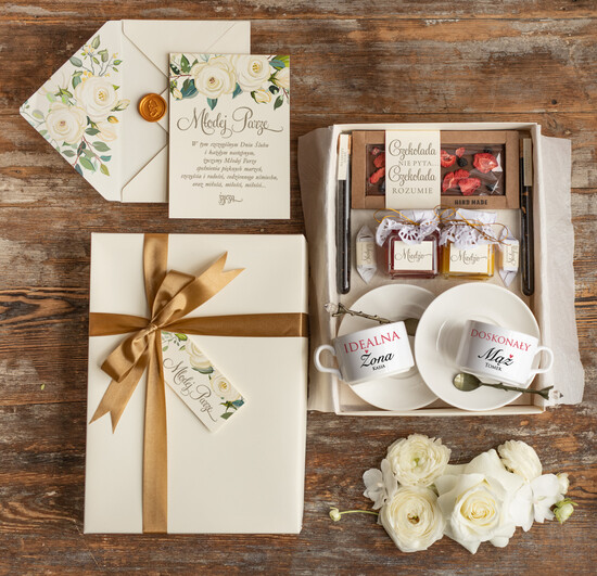  Prezenty dla Młodej Pary  Zestawy z Filiżanką lub Kubkiem filiżanki z dedykacją dla Pary Młodej pomysł na prezent dla Młodej Pary filiżanki oraz słodkości     09/boxparamloda/ParaMloda