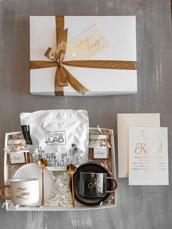  Prezenty dla Młodej Pary  Zestawy z Filiżanką lub Kubkiem Fajny pomysł na prezent ślubny dla Młodej Pary, co dać zamiast kwiatów Parze Młodej, filiżanki dla P 02/boxFILn/MPara