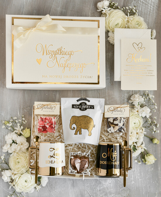  Prezenty dla Młodej Pary  Zestawy z Filiżanką lub Kubkiem Pomysł na prezent ślubny dla Młodej Pary, co dać zamiast kwiatów Parze Młodej, Kubki dla Nowożeńców, 03/boxKubZŁKuBS/MP