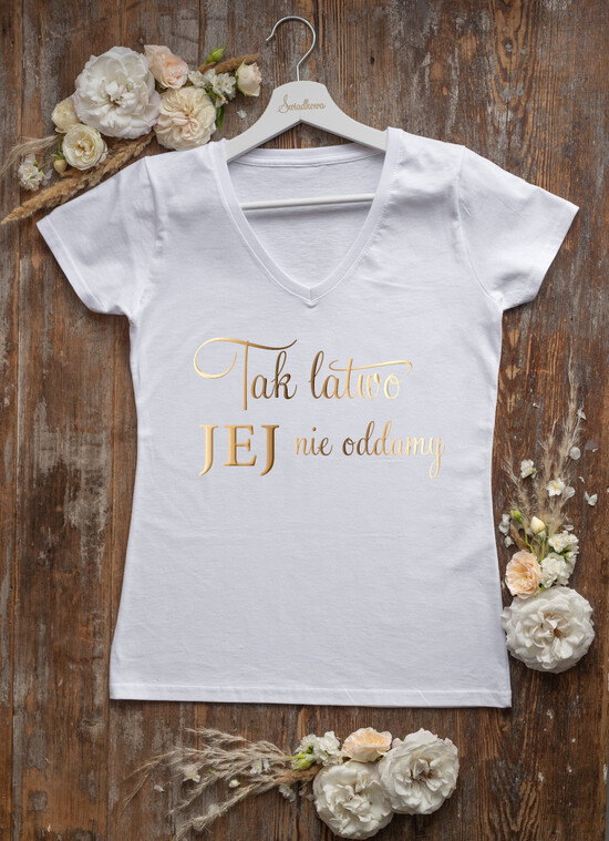 Prezenty dla Panny Młodej  Koszulka na Wieczór panieński  Bawełniana Koszulka Z Napisem Na Wieczór Panieński T-Shirt Złoty Napis tak łatwo jej nie oddamy  2/glamb/KOszDWP