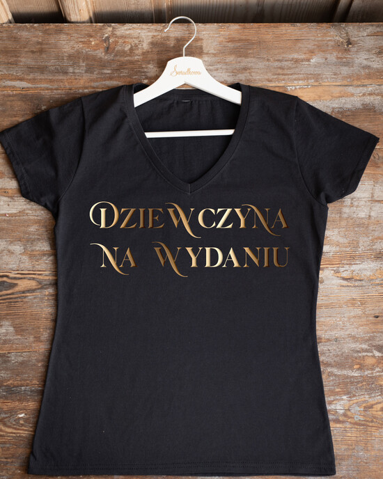 Prezenty dla Panny Młodej  Koszulka na Wieczór panieński  Damska Koszulka z Napisem na Wieczór Panieński T-shirt Złoty Napis Dziewczyna na Wydaniu 06/glam/KOszDWP