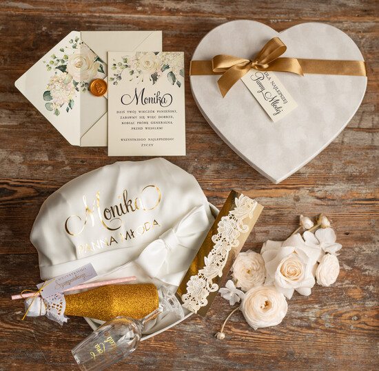 Prezenty dla Panny Młodej  Zestawy ze Szlafrokiem Nowocesny Prezent dla Panny Młodej Satynowy szlafrok z napisem w welurowym ozdobnym pudełku 02/SZLsatbox/MPara