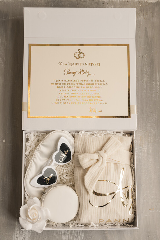 Prezenty dla Panny Młodej  Zestawy ze Szlafrokiem prezent dla Panny Młodej , pomysł na prezent od świadkowej szlafrok z napisami, Box prezentowy dla P 02/boxNowSz/PannaMloda