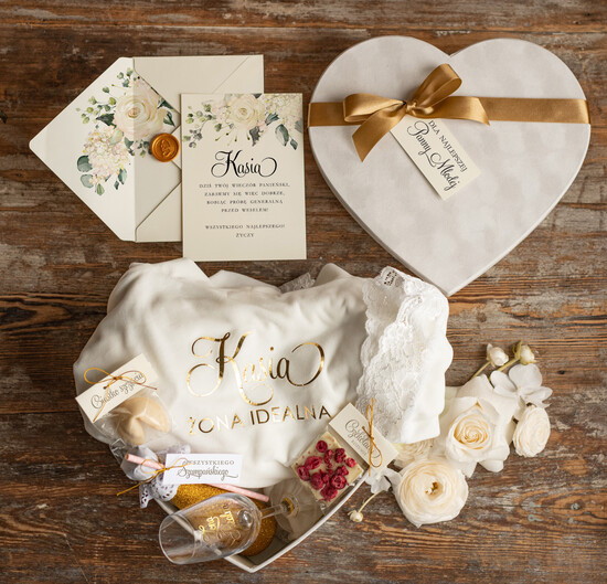 Prezenty dla Panny Młodej  Zestawy ze Szlafrokiem pomysł na prezent dla Panny Młodej od przyjaciółki, napis na plecach imię Panny Młodej  04/SZLvelbox/Mpara