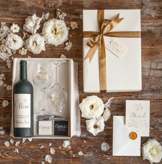  Prezenty dla Młodej Pary  zestawy i akcesoria do wina i drinków Pomysłowe prezenty na ślub dla Pary Młodej, naklejka na butelkę z dedykacją, kieliszki z napisami Mą 04/WINboxD/ParaMloda