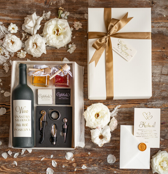  Prezenty dla Młodej Pary  zestawy i akcesoria do wina i drinków Praktyczny prezent ślubny dla Młodej Pary zestaw do trunków, naklejka na butelkę   05/WINboxD/ParaMloda
