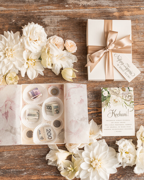 Prezenty dla Młodej Pary  Skarbonki, skrzynki na klucze, pudełka na pieniądze   Kreatywne pomysły na prezent ślubny dla Młodej Pary, Jak fajnie zapakować pieniądze dla Młodej Pary  01/papilotki/ParaMloda