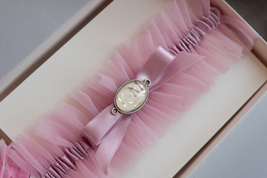 Panna Młoda  podwiązki ślubne pudrowo różowa ślubna podwiązka na gumce, delikatna tiulowa podwiązka ślubna z inicjałami Pary Młode 34/PDW/PannaMloda