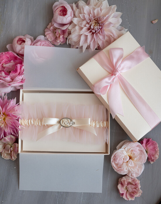 Panna Młoda  podwiązki ślubne tiulowa różowa ślubna podwiązka na gumce, delikatna tiulowa podwiązka ślubna z inicjałami Pary Młode 40/PDW/PannaMloda