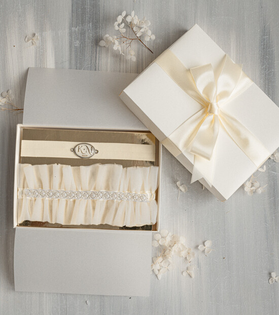 Panna Młoda  podwiązki ślubne kremowa delikatna podwiązka ślubna koronkowa podwiązka z ozdobnymi kamieniami, dwie podwiązki ślubne 22/PDW/PannaMłoda