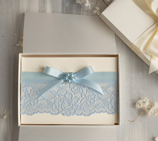 Panna Młoda  podwiązki ślubne niebieska podwiązka dla Panny Młodej, niebieska koronkowa podwiązka ślubna z ozdobnym kamieniem, del 14/podw/PannaMłoda