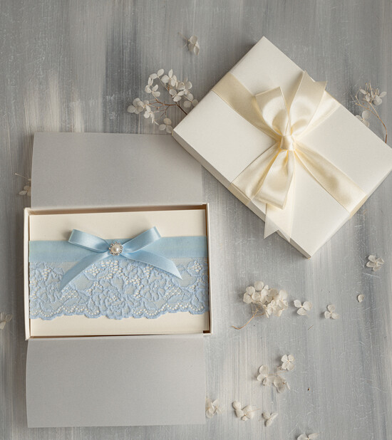 Panna Młoda  podwiązki ślubne niebieska podwiązka dla Panny Młodej, niebieska koronkowa podwiązka ślubna z ozdobnym kamieniem, del 15/podw/PannaMłoda