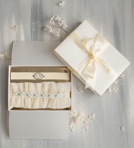 Panna Młoda  podwiązki ślubne kremowa delikatna podwiązka ślubna koronkowa podwiązka z ozdobnymi kamieniami, dwie podwiązki ślubne 21/PDW/PannaMłoda