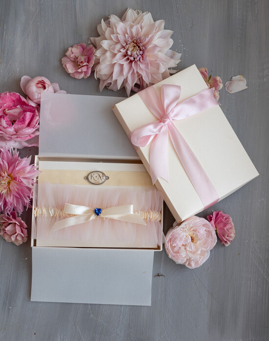 Panna Młoda  podwiązki ślubne Ślubne Podwiązki dla Panny Młodej podwiązka ślubna tiulowa z różową wstążką, tiulowa podwiązka ślubn 49/PDW/PannaMloda